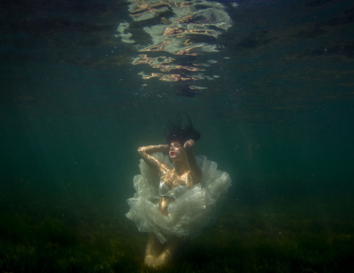 The elegant (you would never guess she was actually a gamer nerd!) Tori Bellentina underwater off Ri