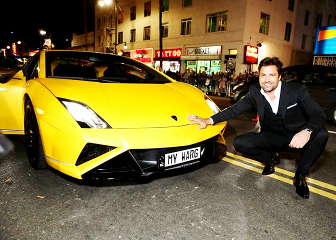 the-hobbit:  Manu Bennett trades out his White Warg for a yellow one @ The Hobbit: