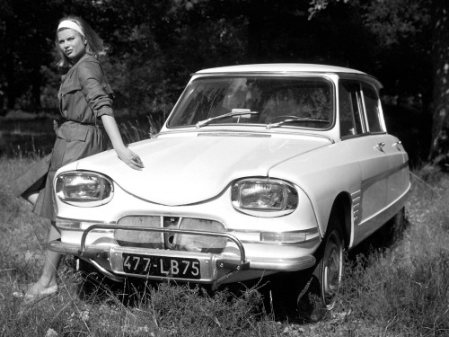 Carsthatnevermadeitetc:  What A Difference 59 Years Makes Juxtaposition Of Citroën