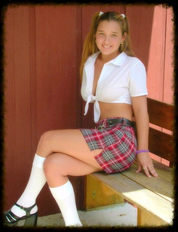 edohio752:  christina-lucci-fanpage:CATHOLIC SCHOOL GIRL 🔆 February 2001  Sit