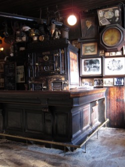 blackwoodandbrass:  McSorley’s Bar, NYC