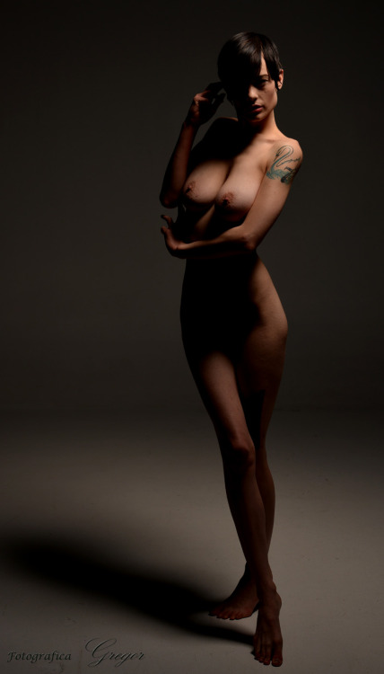 lomejordeldia:  hennamodel:  Photo by Fotographica Gregor Model is Henna N Alexandria, VA, December 2012   More in your phone: https://telegram.me/lomejordeldia