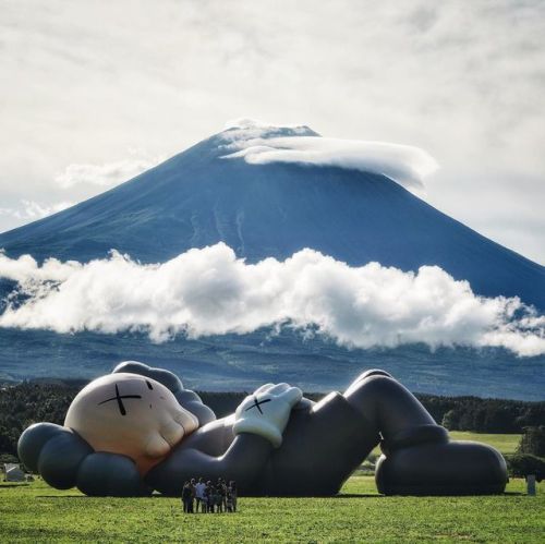 Mt.Fuji ✖️ COMPANION
ー
このセットの写真が撮れなかったので、また撮りに来ましたw
本当は星空で撮りたかったんですが天候に恵まれず😭
展示は今日までなので
タイムアップ🙅‍♂️
抽選でバックパックが当たった
ので多分そこで運を
使い果たしました🤣
ー
#kaws #kawsholiday #kawsholidayjapan
#arrallrightsreserved
#herschelsupply
#my_eos_photo...