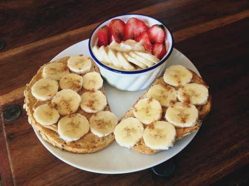 cleaneatsss:  Whole grain rye bread toasted with peanut butter, banana, honey and cinnamon and vanil