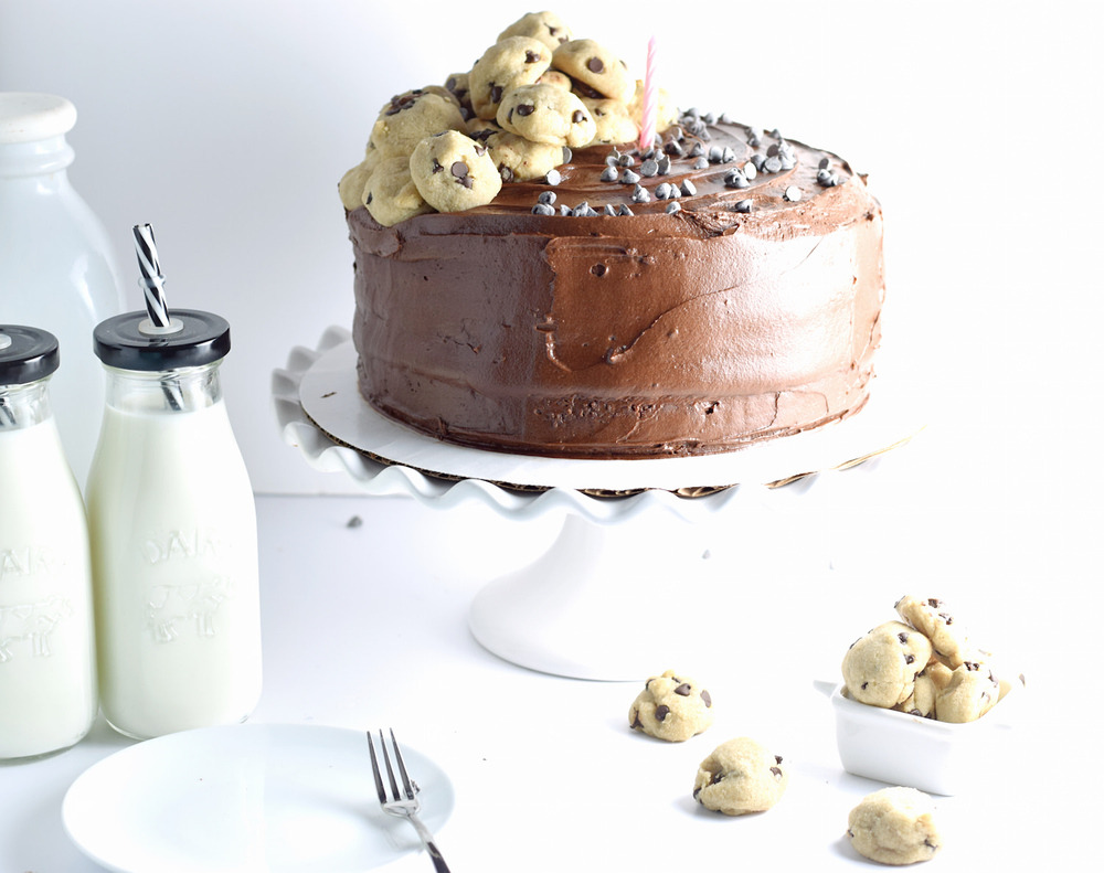 sweetoothgirl:    YELLOW LAYER CAKE WITH CHOCOLATE BUTTERCREAM FROSTING 
