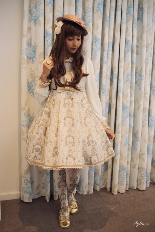 xylia-x:  Melbourne blessed us with a chilly spring weekend so I decided to wear my Royal Unicorn OP. There’s something really charming and cosy about babydoll cuts! 