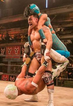 shitloadsofwrestling:  Daga Vs. Argenis Vs. Kobra Moon[May 18th, 2016]Now this is impressive. Daga, who’s fairly new to Lucha Underground, applies two holds at the same time to two out of three of his opponents. He has Kobra Moon locked in a Gory Special