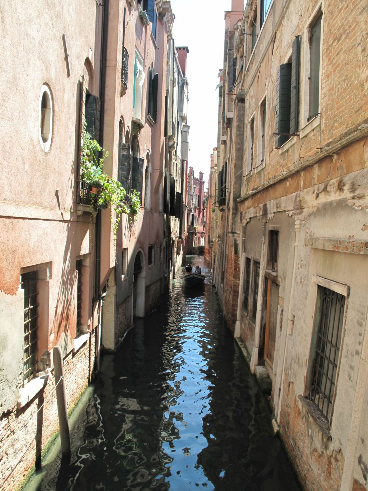citylandscapes:  Canals instead of roads in Venice Source: guIIy (reddit) 
