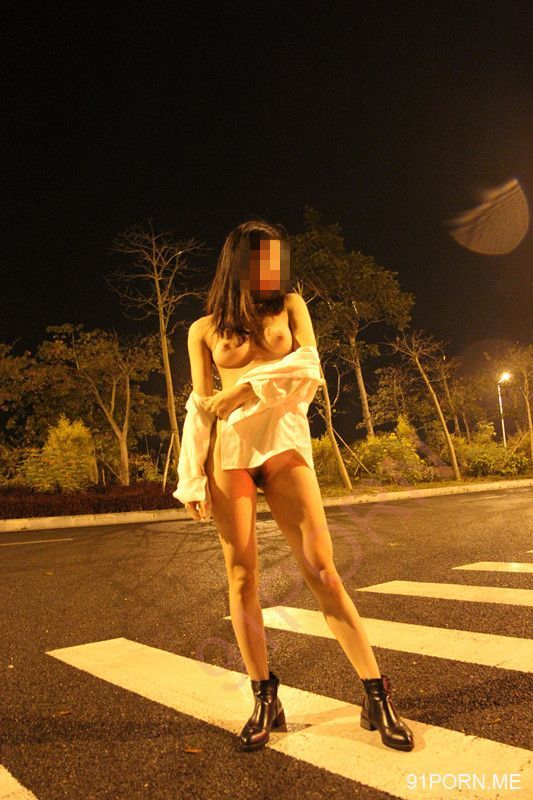 两个极品美女街头露出外拍