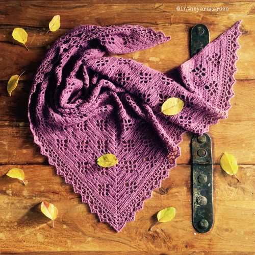 craftytyke: Mulberry Wine Shawl is a free crochet pattern. Add it to your Ravelry queue here,  