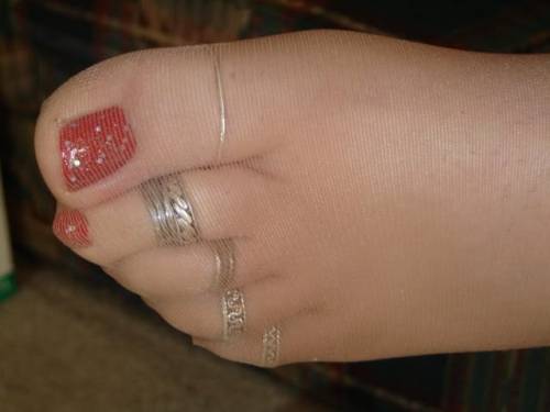 #footcloseup of my #feet #prettyfeet in #pantyhose #nylonfeet #pantyhosefeet #prettytoes #nylontoes 