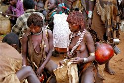 Ethiopian Hamar women, by Alfonso Navarro