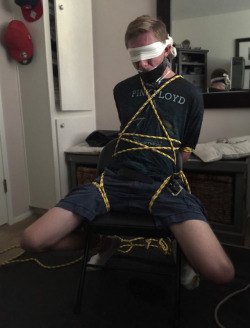 klucivnesnazich:Chair tied slave boy