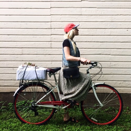 johnnaholmgren:Biking to afternoon birthday parties. Packages strapped in, check. #bikes #schwinn #v