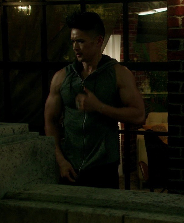 hotashellcelebmen:  More here :https://auscaps.me/2017/01/24/harry-shum-jr-shirtless-in-shadowhunters-2-01-this-guilty-blood/