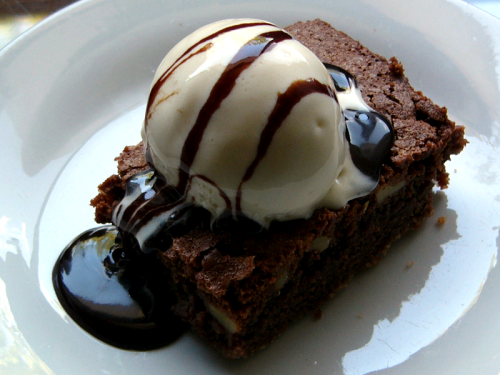 fatty-food:  brownie (by spicyicecream)