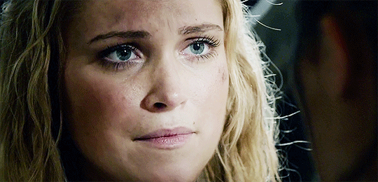 hedaswarrior:  leksa-komtrikru:Clarke &amp; Lexa + post-kiss looks  #there is