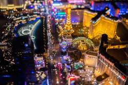 mymodernmet:Filmmaker and photographer Vincent Laforet recently captured the infamous city of Las Vegas in a way that we don’t often see. Instead of photographing the high-energy glitz from street level, he traveled 10,800 feet above ground via helicopter