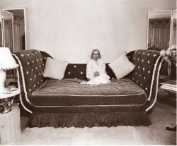 fuckyesoldhollywood:  Carole Lombard sitting