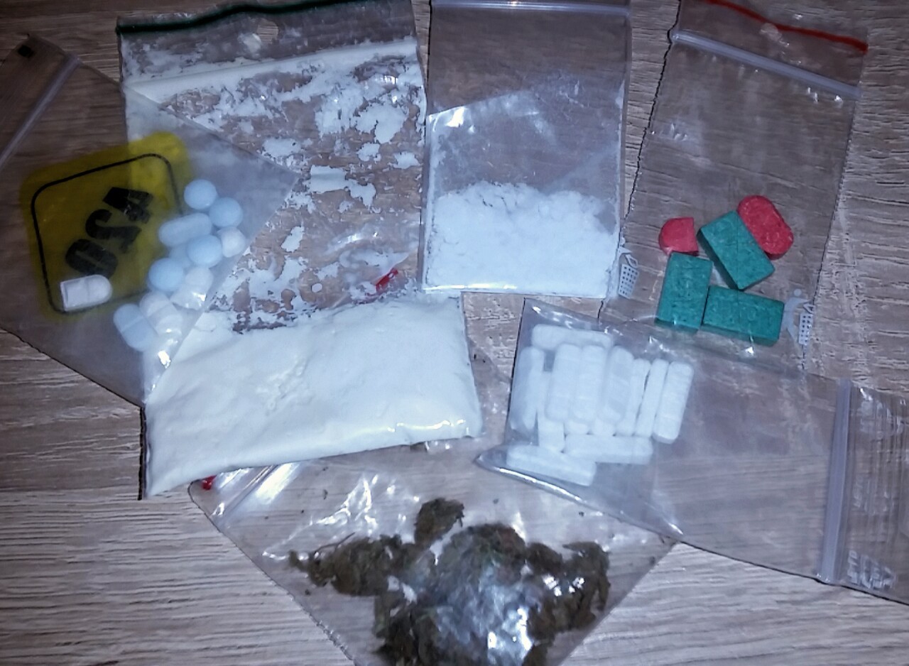drogengefickt:  Different Benzos ☆ Speed ☆ Bolivian Cocaine Sample ☆ XTC’s