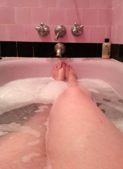 lustyredhead:  Sunday night bubble bath…