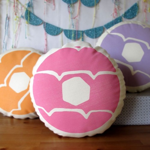 cutesign:These cute drool-worthy English biscuit pillows, by Nikki McWilliams, are the perfect accom