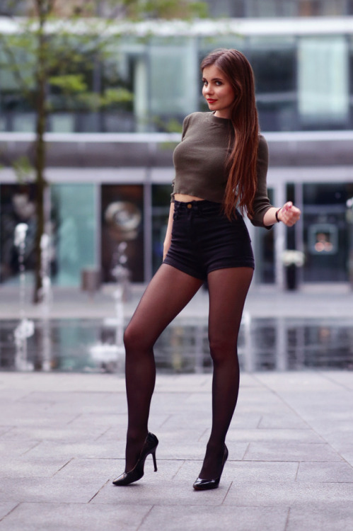 razumichin2: Green crop top with black, high-waisted shorts and sheer tights(via Najbardziej zmysłow