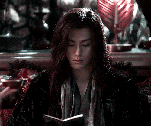 He’s So Pretty He Literally Looks Like A Doll In This Scene