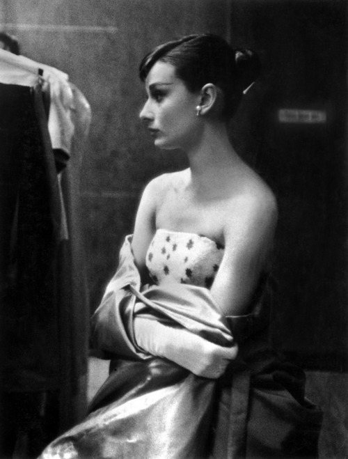 theniftyfifties: Audrey Hepburn in Paramount’s portrait gallery dressing room before the 1955 