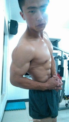 rebelziid:  Cute Muscle Hunk [ Good looking dude with great bod ]