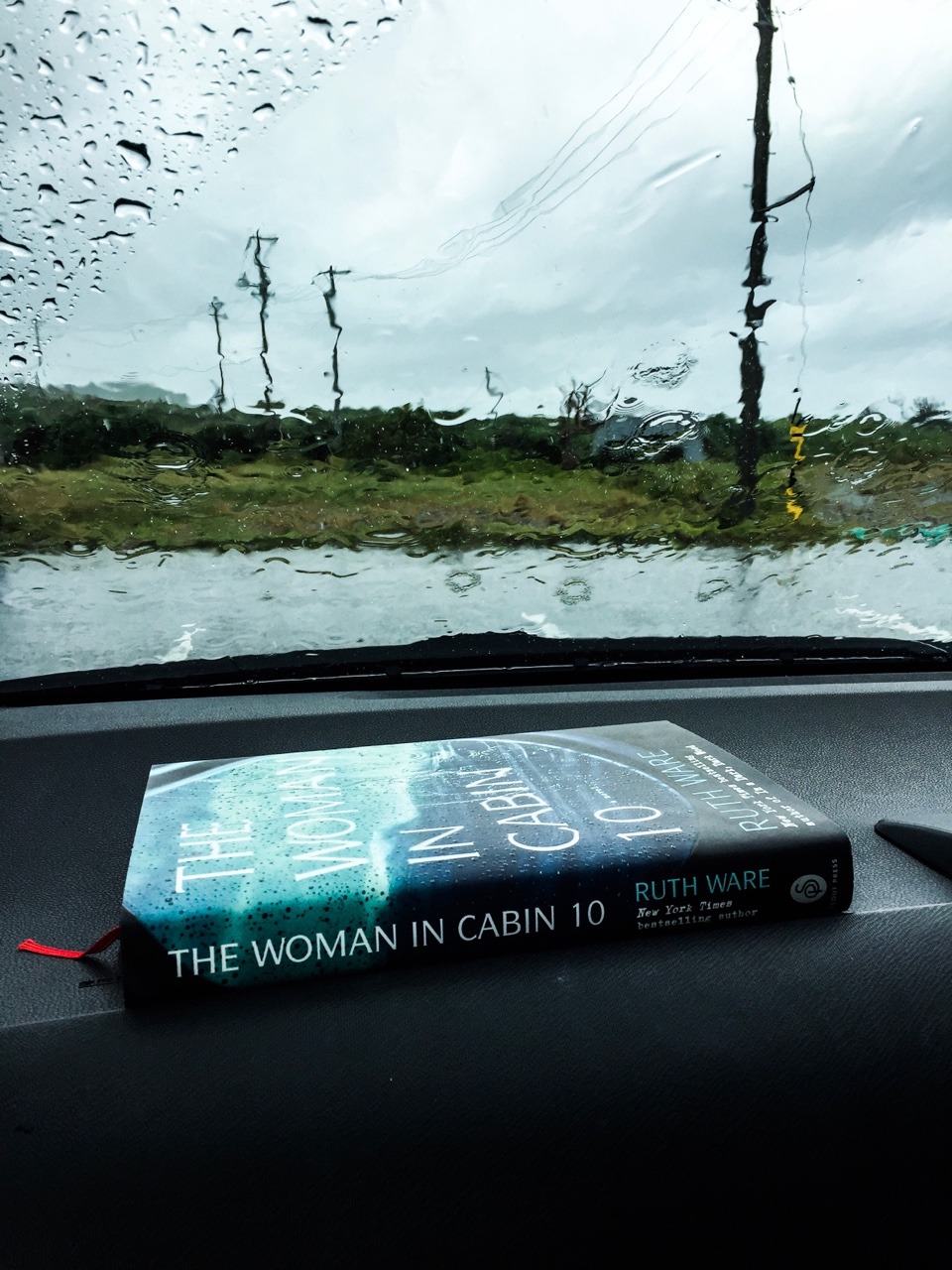 missdarcy87:Rainy day reads ☔️