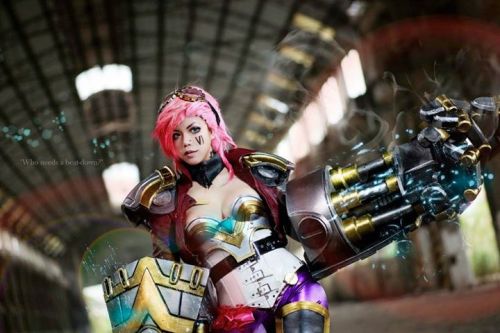 league-of-legends-sexy-girls:  Vi and Jinx 