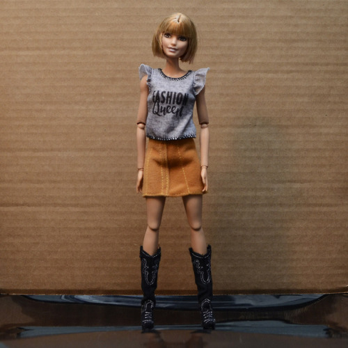 Short hair Fashionista Barbie with her head swapped onto a body with articulated joints (I know, sou