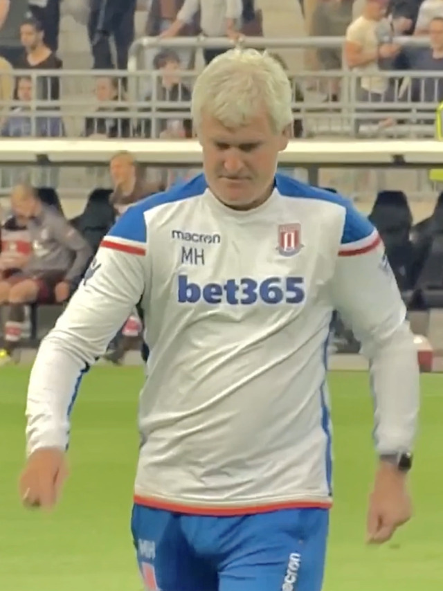 jmou10-deactivated20220809:Mark Hughes bulging in a tracksuit 🥵🍆