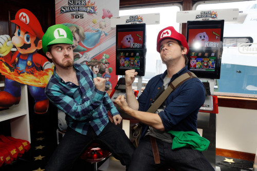 fuckyeahgravityfalls:Alex Hirsch and Jason Ritter at the Nintendo Lounge on the TV Guide Magazine Ya