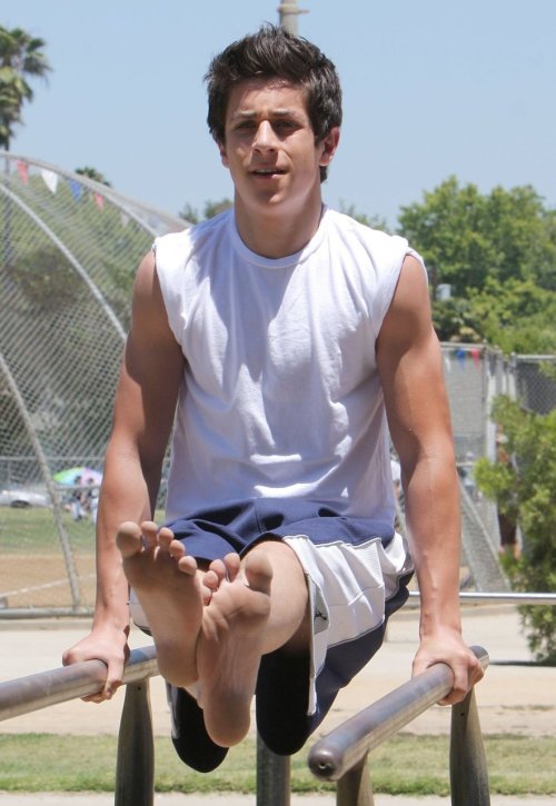 malecelebrityfeet-blog: David Henrie