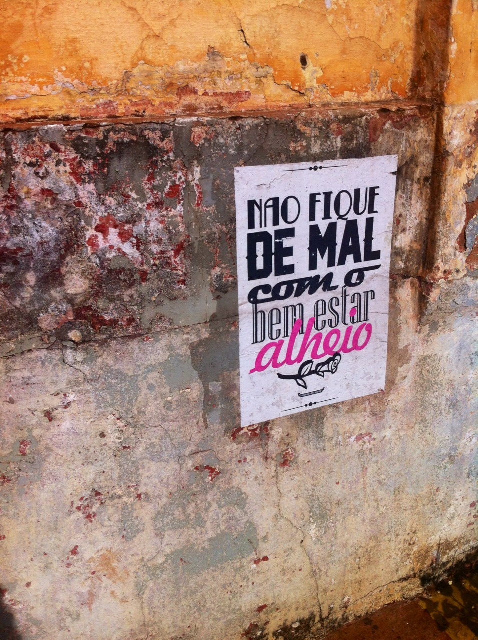 antigo “assediou”