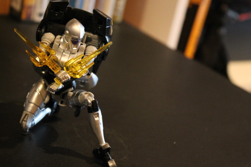 essex-alpha: TakaraTomy Transformers Legends Nightbird ShadowThis toy is just sooooooooooooooooooooo