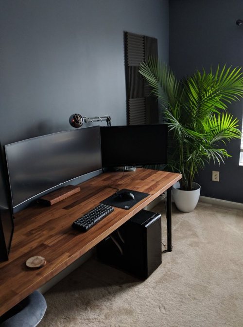 minimalsetups:Triple Monitor Bedroom WorkspaceHead here to find out more…