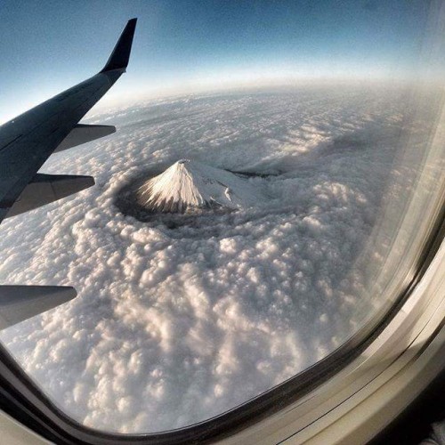 sixpenceee:sixpenceeeblog:Mount Fuji (Japan), cutting through the clouds.Beautiful content at @sixpe
