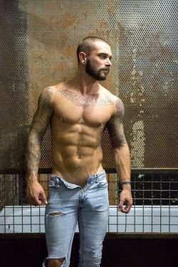 mintolauk:Hot man, hot bulge, hot jeans!