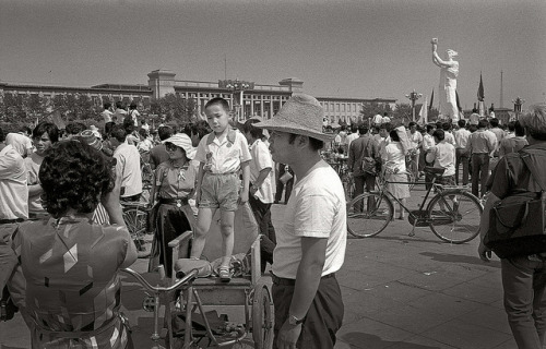 Tranquil if not peaceful moments on Tian’an Men (天安门广场) in Beijing on June 4, 1989. Found on R