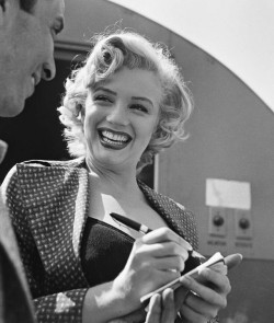 thebestofalleras:  #MarilynMonroe signing