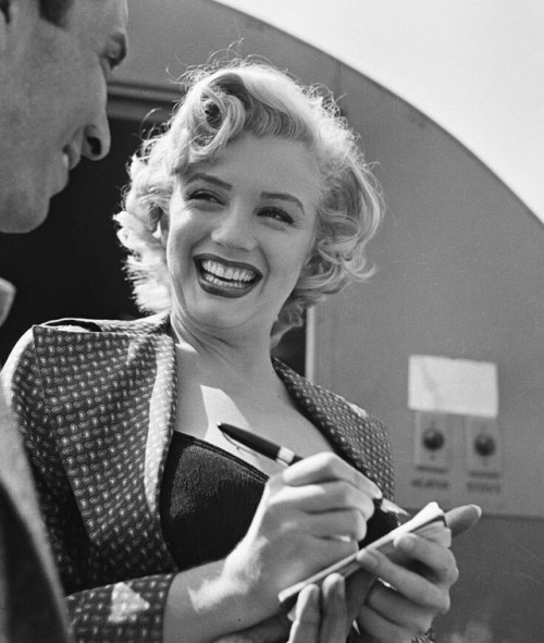 thebestofalleras:  #MarilynMonroe signing adult photos