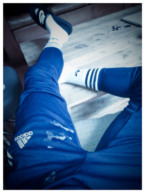 tn-addict44:NuTtInG oN mY fAv’ BlUe AdIdAs TrAcKiEs In My WhItE aNd Black AdIdAs OrIgInAlS sOcKs A