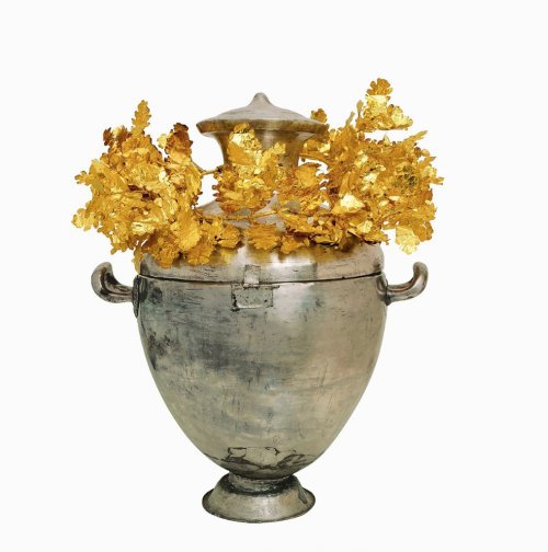 historynet:Silver urn and golden oak wreath found in Alexander IV’s tomb. Vergina, Greece, 310
