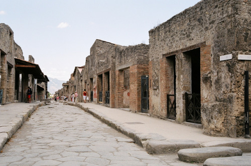 classical-beauty-of-the-past:Pompeii street