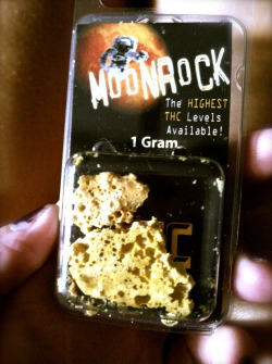 trancepixie:  Ready to take some dabs to the moon ^.^ 