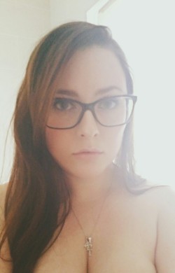 girlswithglasses:  stephsmellsyeah, fellow