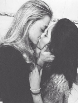 maxileyg:  Girls in love.